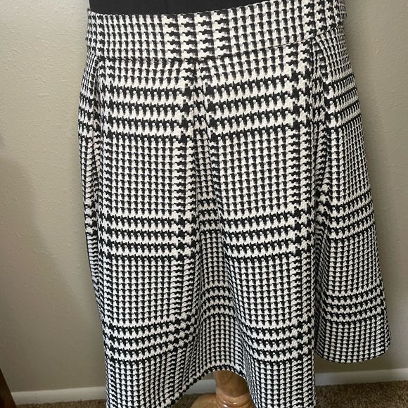 Express Womens Houndstooth pleated short Skirt Black & White Flare Sz 8 - Picture 2 of 4